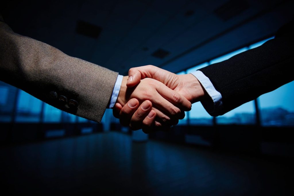 handshake businessmen scaled 1